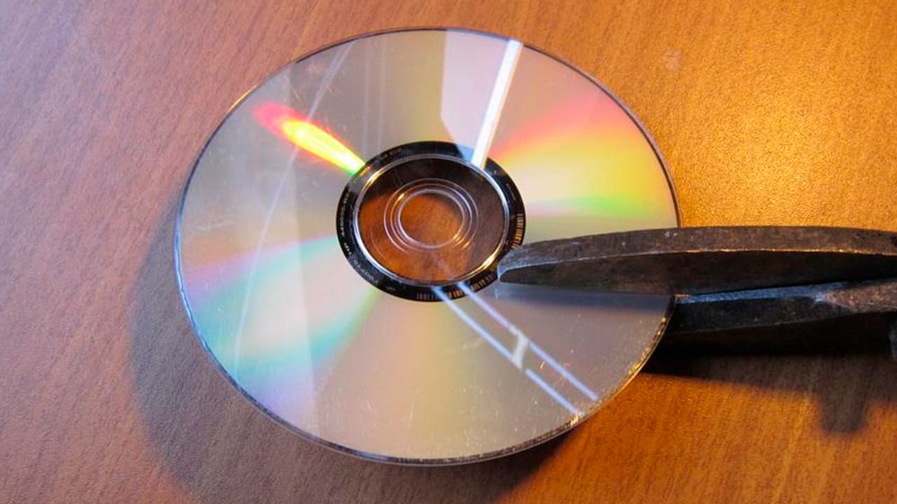 Разрезание компакт-дисков ножницами | Mbox.ru